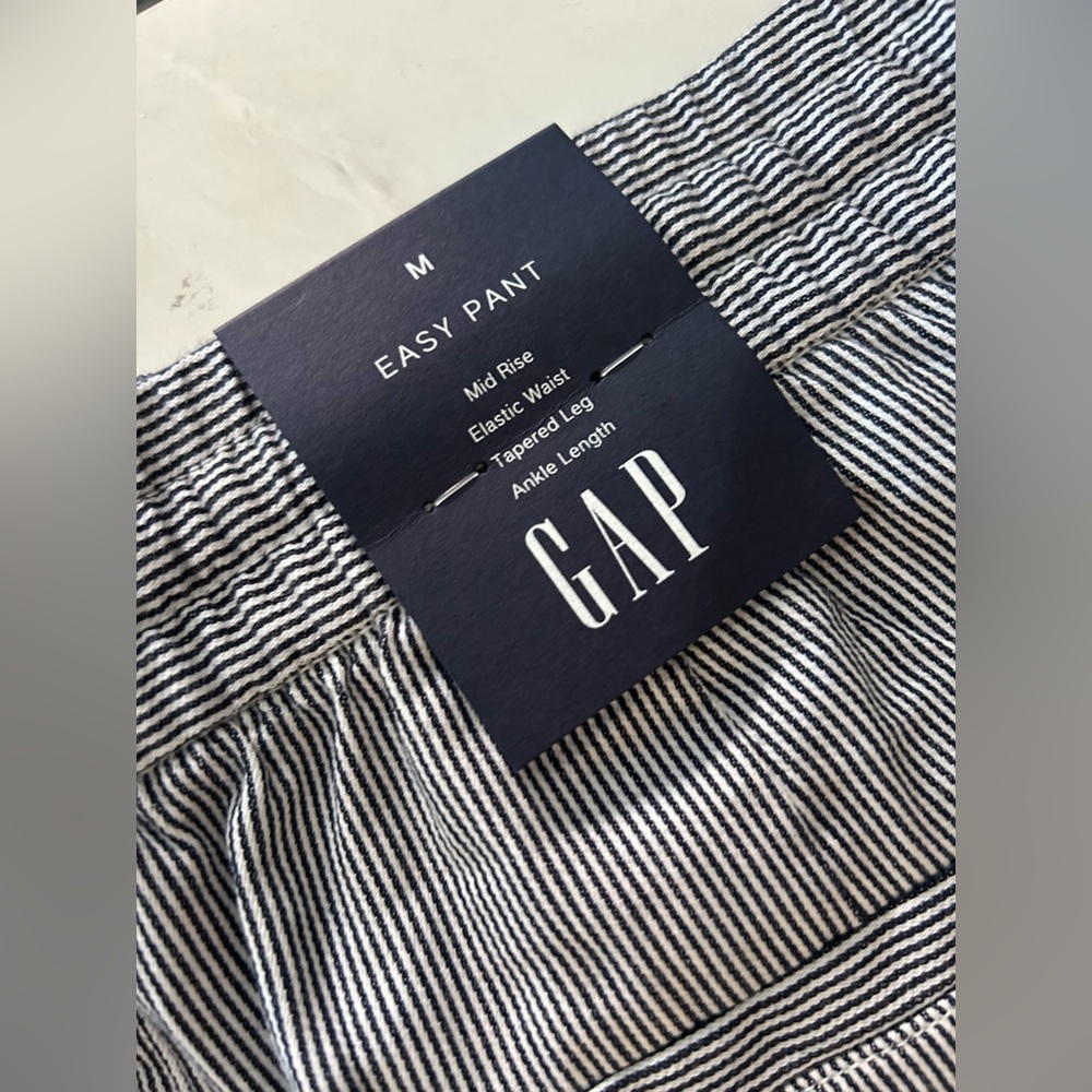 Brand new/new worn- GAP mid-rise easy pant